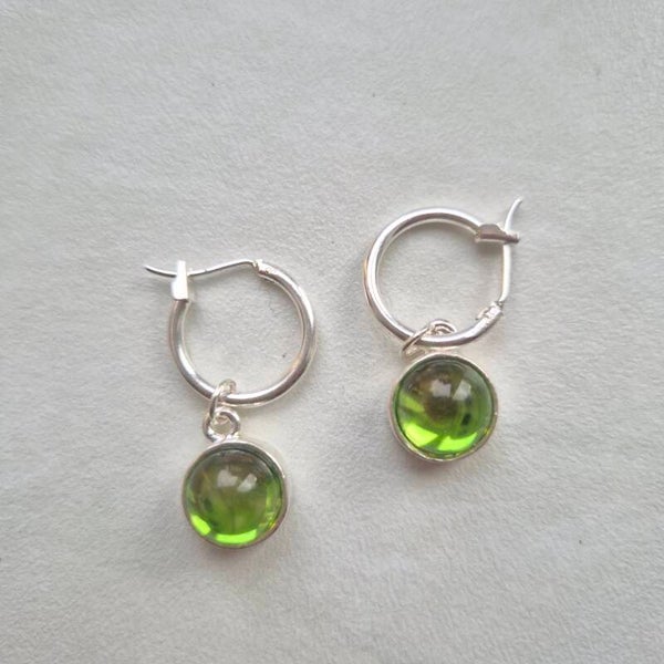 Minimalistische Zilverkleurige Oorringen met Olijfgroene Cabochon Bedels