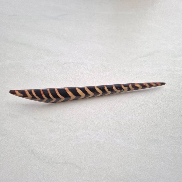 Zebra Feather" – Houten Broche met Etnische Visgraatprint