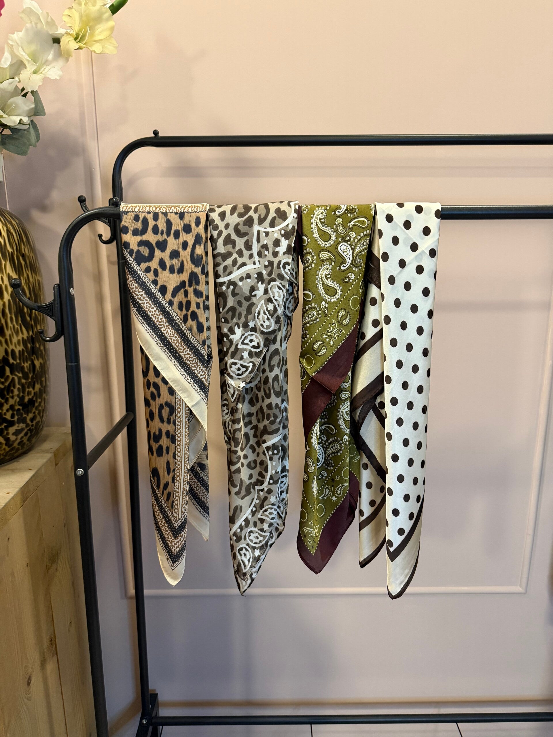 Satijn Zachte Scarf Collection De finishing touch voor jouw look! Boerenzakdoek bruin