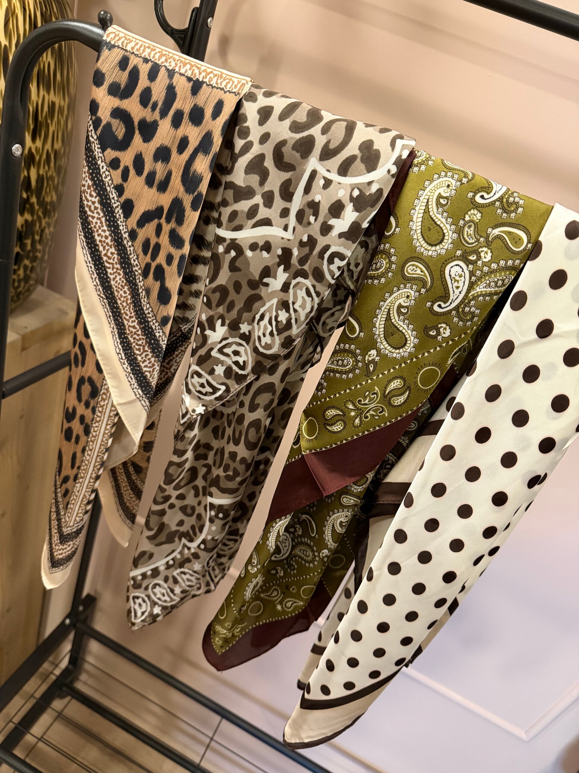 Satijn Zachte Scarf Collection De finishing touch voor jouw look! Dieren combi print