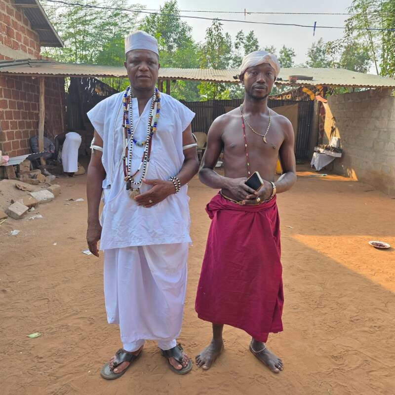 Zwei traditionelle Voodoo-Priester bei einer Zeremonie in Benin