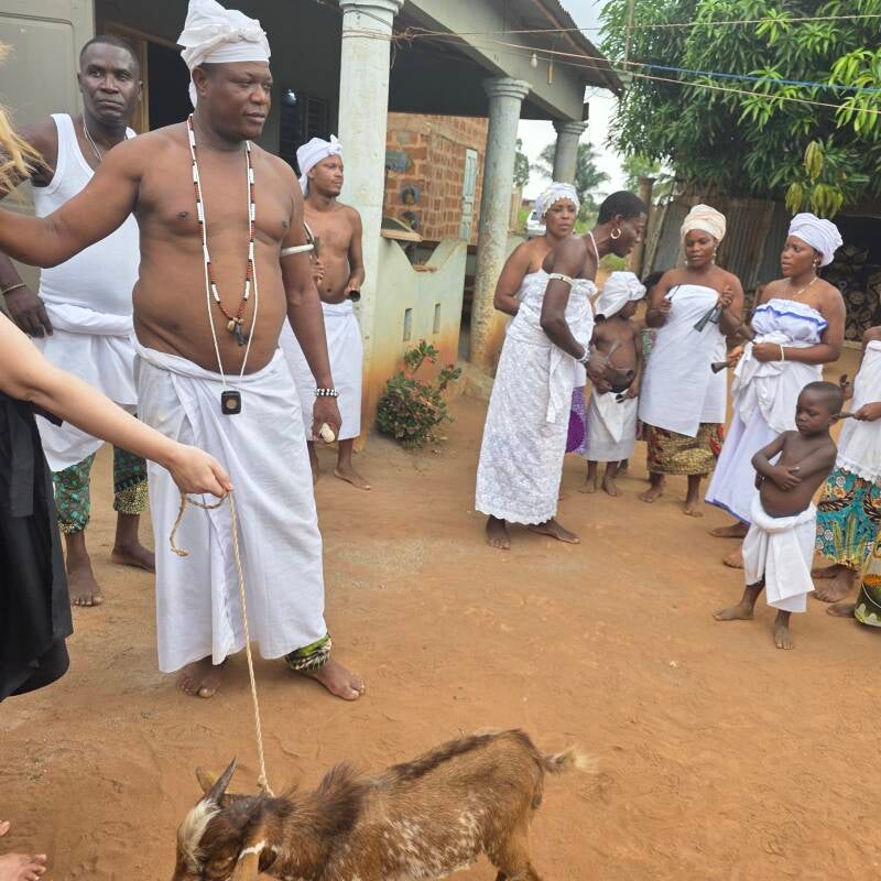 Das traditionelle Voodoo-Priester Team bei einer kraftvollen Großzeremonie mit heiligen Opfergaben zur Fluchentfernung und energetischen Reinigung