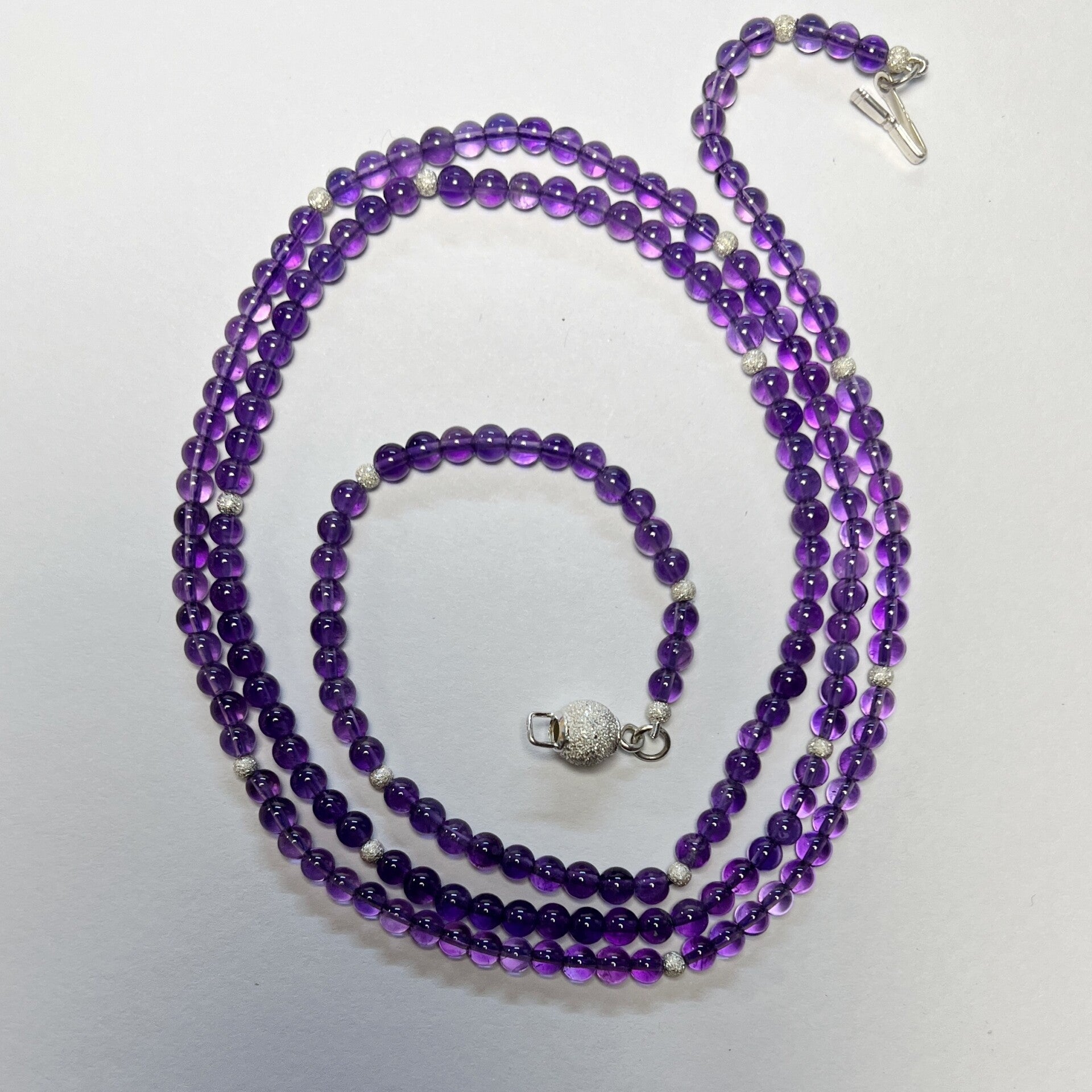“Violette Élégance” – Collier van zilver en amethist (87 cm)