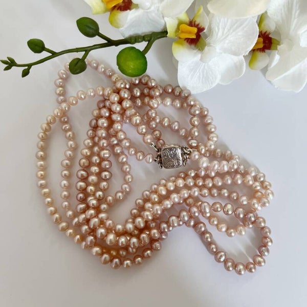 Collier met drie strengen parels en zilveren bewerkte sluiting