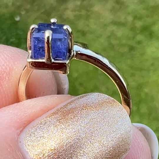 "Indigo Lijn" – gouden ring met tanzaniet
