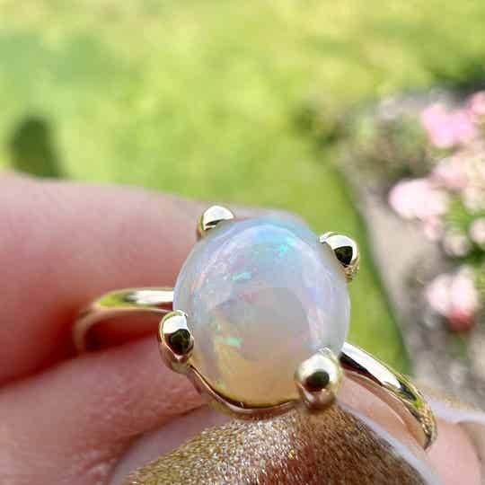 "Dagdroom" – gouden ring met cabochon opaal