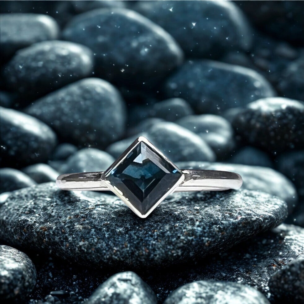 “Caelum” – zilveren ring met London Blue topaas – maat 18