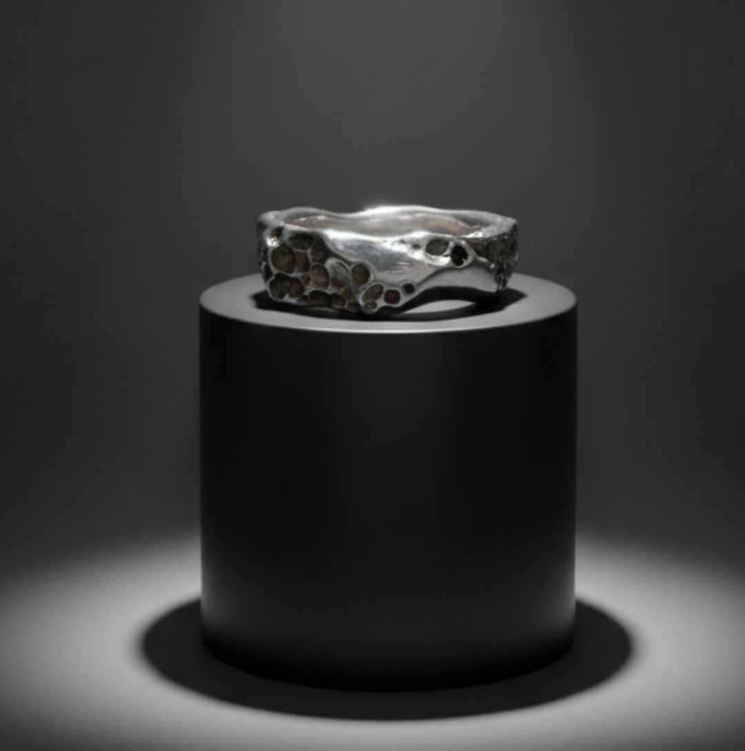 Zilveren bewerkte ring uit de collectie RUW. Maat 17
