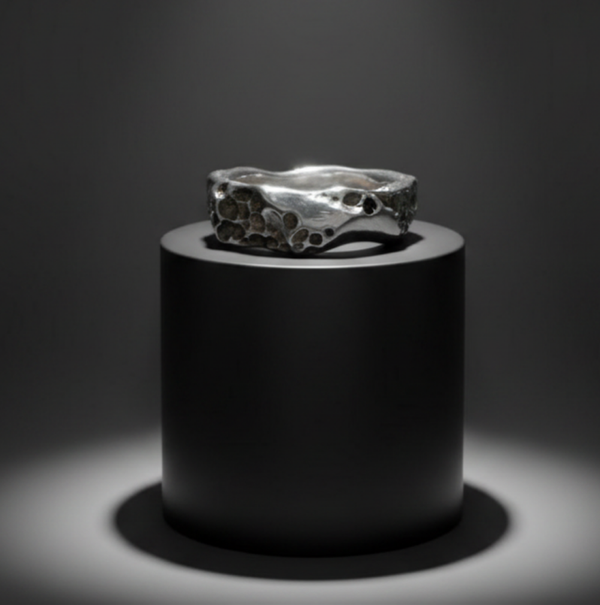 Zilveren bewerkte ring uit de collectie RUW. Maat 17