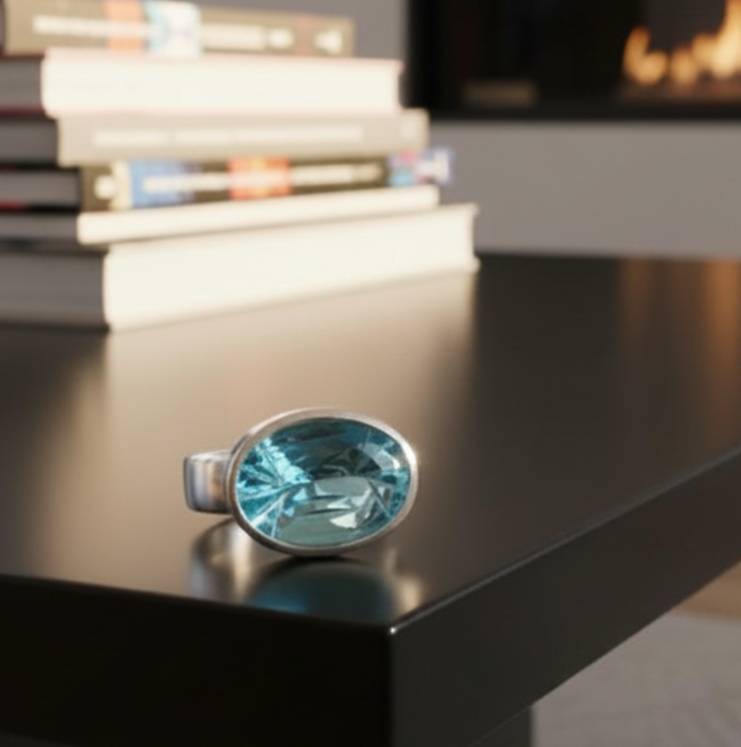 Ring “Blue Prism” – statement in zilver & topaas