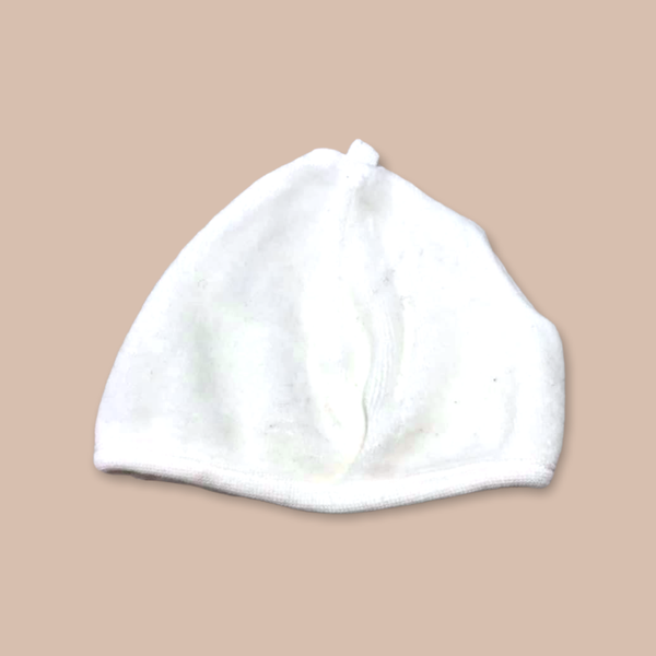 Wit babymutsje voor najaar en winter