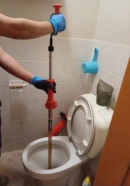 Verstopte WC ontstoppen