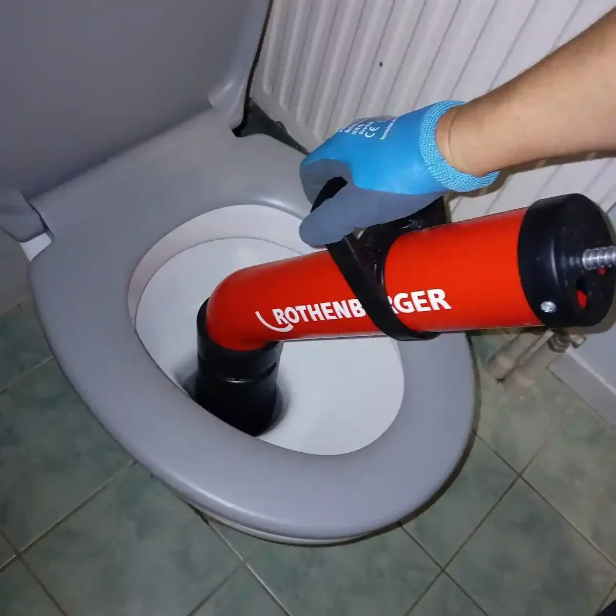 verstopte wc ontstoppen