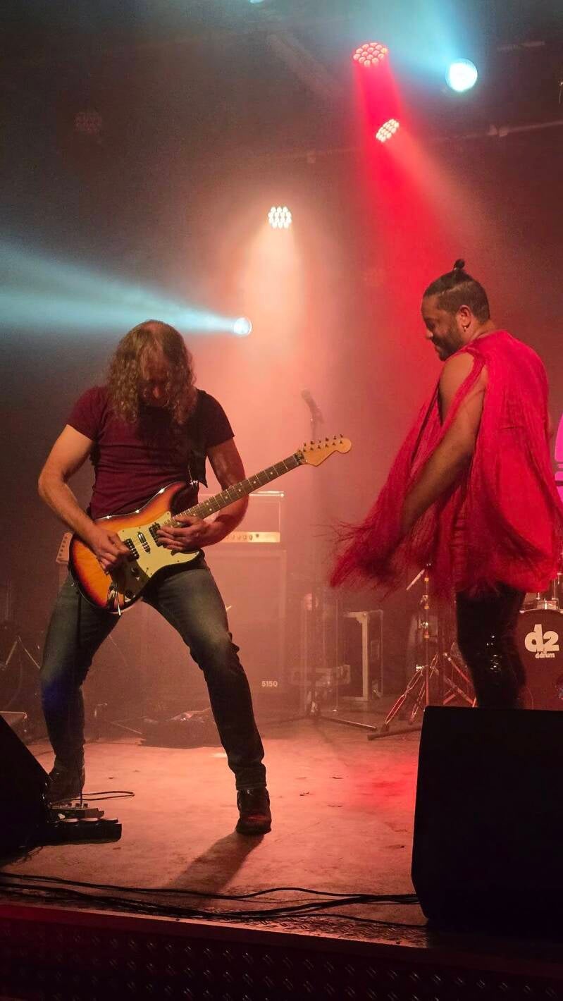 Raymonds eerste gitaarles. © Jamy Eric Kuper