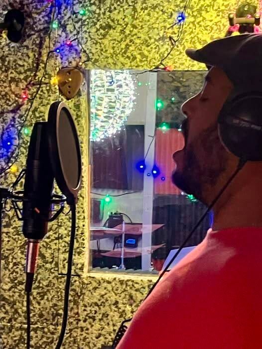 Raymond achter de microfoon