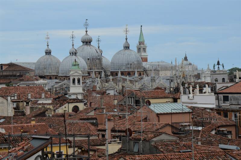 0066venetiterracerooftopfondacaodeitedeschivanlnaarrbasilicadisanmarco-torenvanbasilicadisangiorgiomaggiore-torredellorologiojpg.jpg