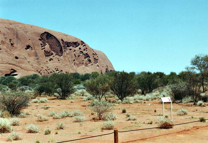 0147wandelingrondayersrock.jpg