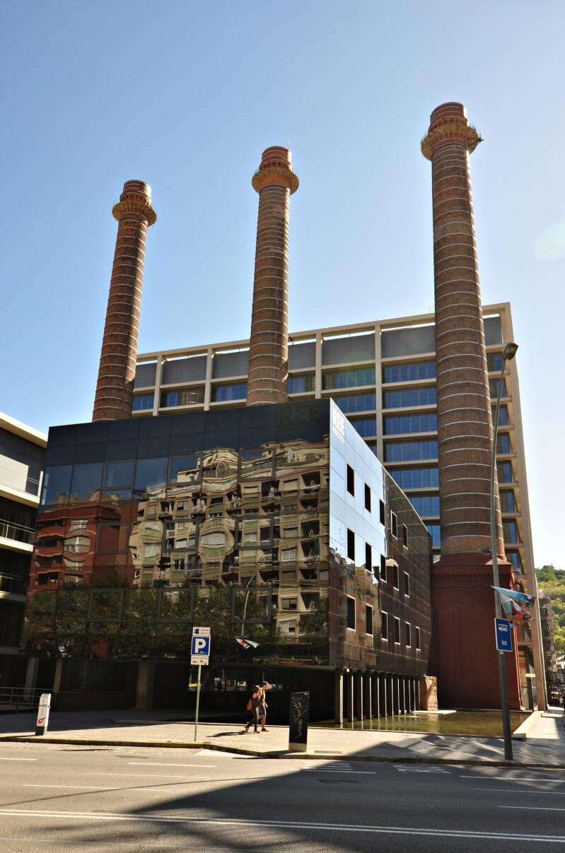 0188barcelonadrieschoorstenenvaneenoudeenergiecentralejpg-1.jpg