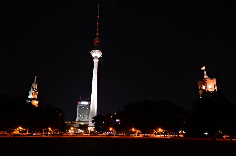 0324alexanderplatzfernsehturmmarienkircheenrotesrathausbynightjpg.jpg
