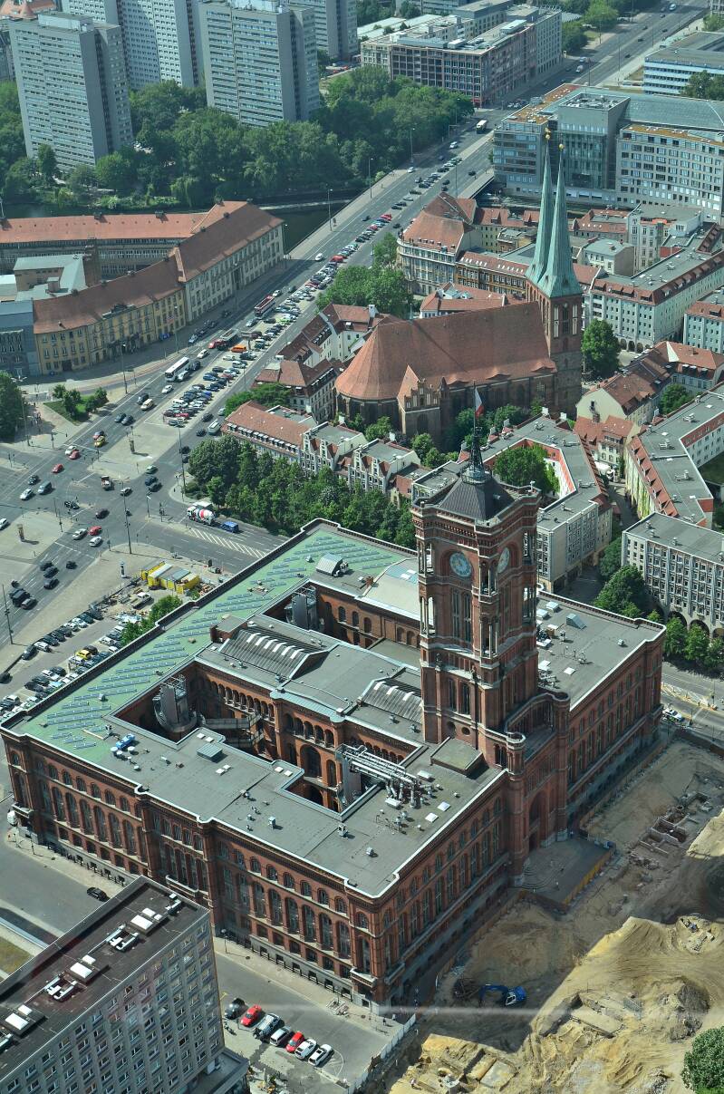 0350uitzichtfernsehturmpanorama20378mrotesrathaus-nikolaikirchejpg.jpg
