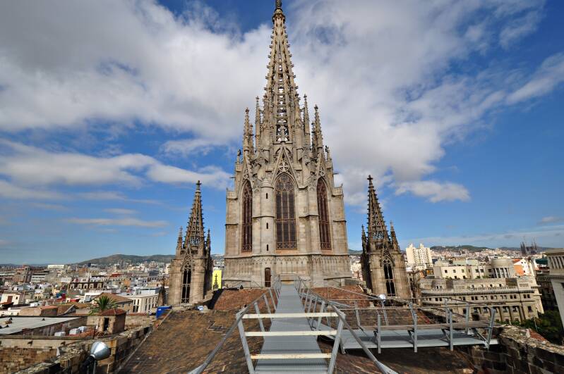 0415barcelonaklokkentorenkathedraalvanafhetdakjpg-1.jpg