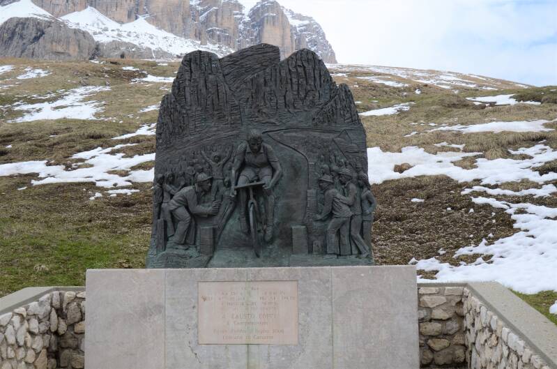 0418cortinadampezzo-bolzanobozencanazeipordoi-pasmonumentgewijdaanfaustocoppijpg.jpg