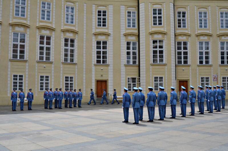 0418praagseburchtceremonilewisselingvandewachtjpg.jpg