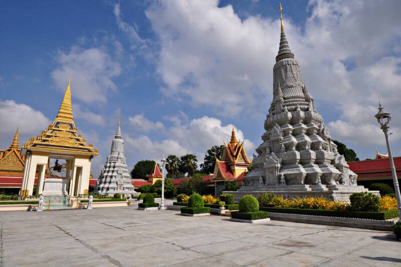 0460stadstourphnompenhkoninklijkpaleisterreinzilverenpagodestupavankoningnorodommidstandbeeldkoningnorodomvoorstupakoningangduongjpg.jpg
