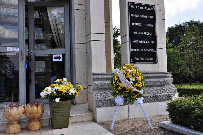 0490stadstourphnompenhkillingfieldsvanchoeungekherdenkingsmonumentjpg.jpg