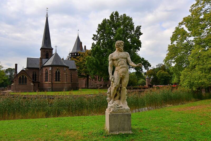 0543haarzuilenskasteeldehaartuin-kapel-kasteeljpg.jpg