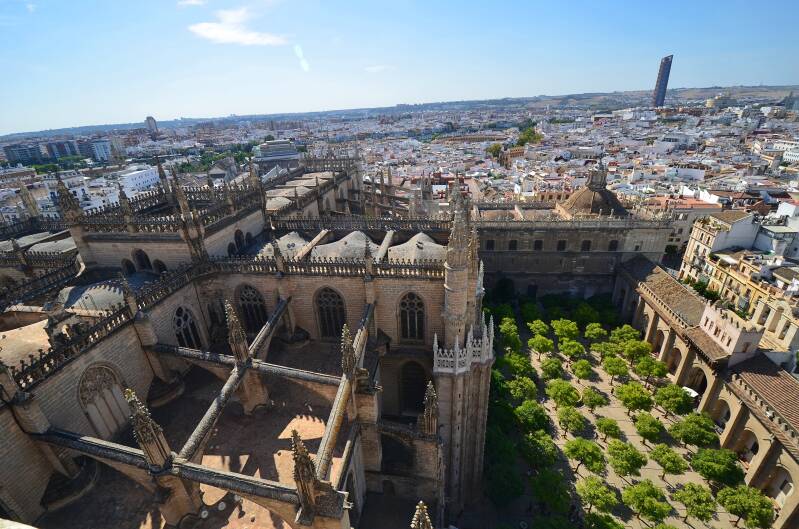 0549sevillakathedraalsantamariadelasedeuitzichttorengiraldajpg.jpg