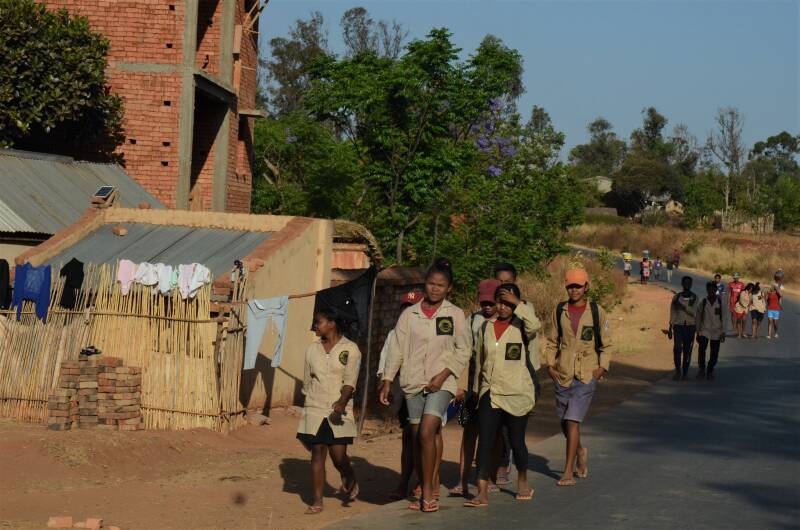 0555morondava-antsirabedeschooljeugdgaatnaarhuisjpg-1.jpg