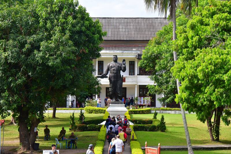 0851luangprabangroyalpalacemuseumstandbeeldkoningsisavangvongjpg.jpg