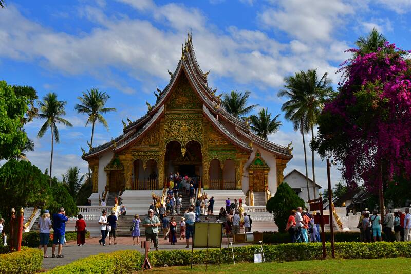 0854luangprabangroyalpalacemuseumtempelmetdegoudenboeddhajpg.jpg