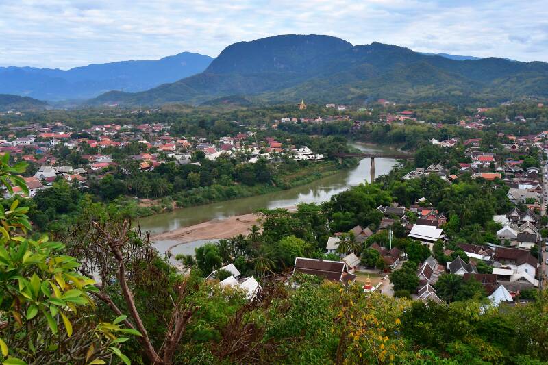 0991luangprabanguitzichtphousibergjpg.jpg