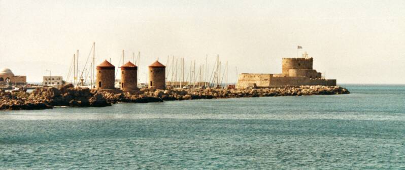 11rhodosstadmandrakihavenmet3windmolensendevestingagiosnikolaos.jpg