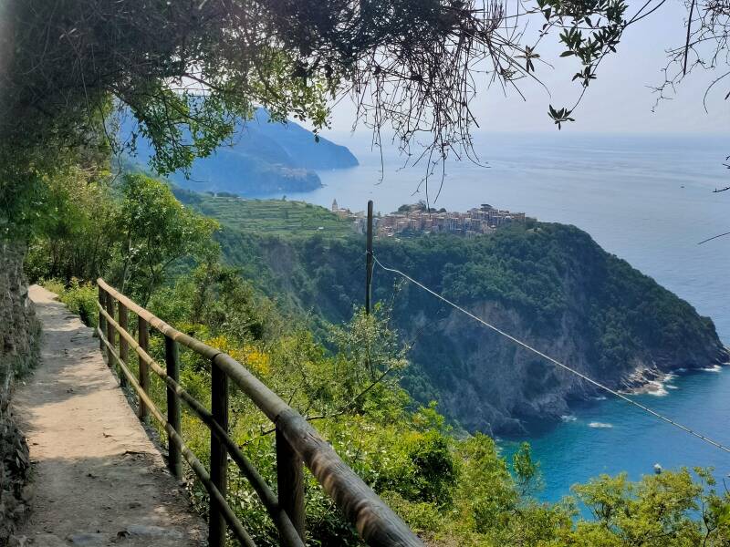 1231cinqueterrewandelingvernazza-cornigliacornigliametopdeachtergrondmanarola.jpg