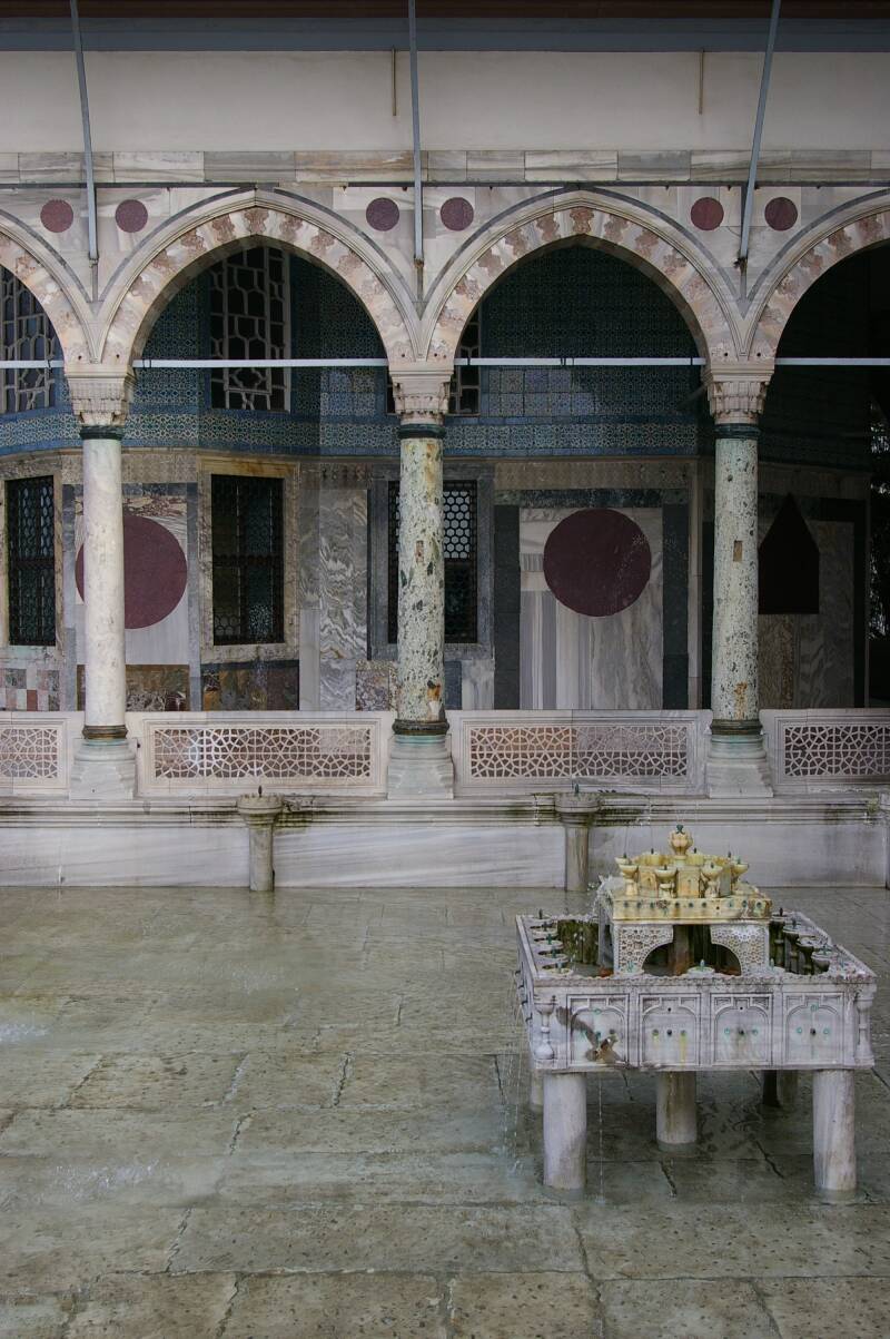 146topkapipaleisvierdehof.jpg