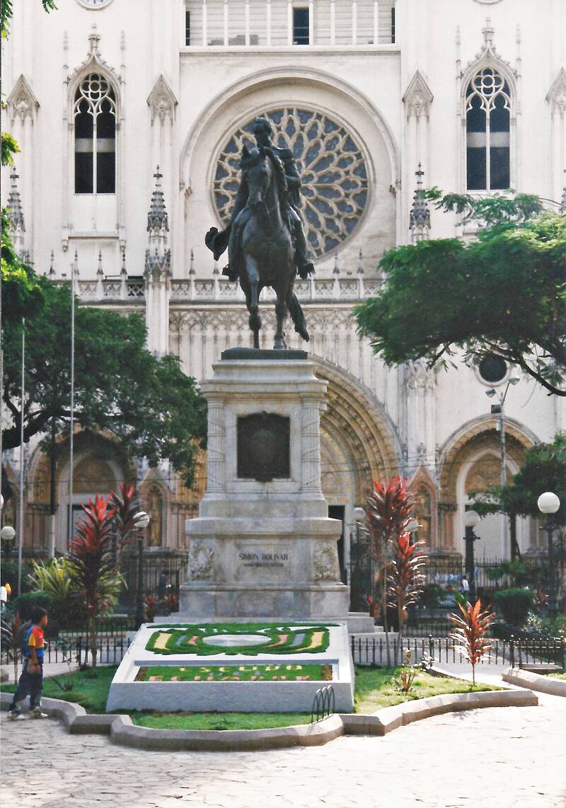 341guayaquilparquebolivarstandbeeldvansimonbolivarvoorlacatedral.jpg