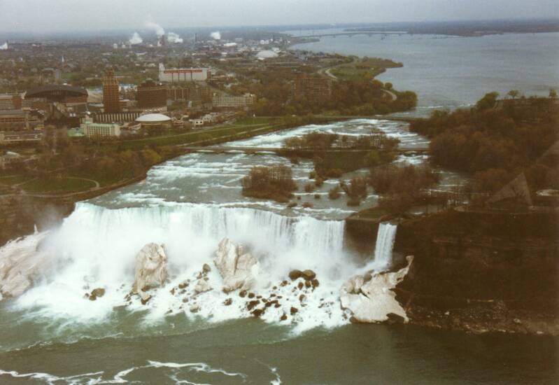 58niagarafallsuitzichtskylon.jpg