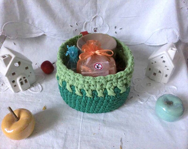 PANIER DECOUVERTE VERT AVEC  UN LISERET VERT CLAIR