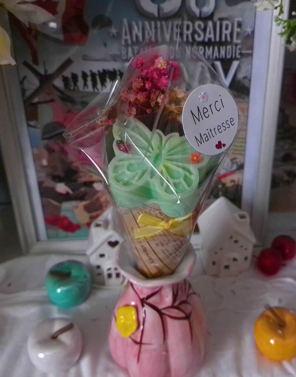 FLEUR INDIVIDUELLE POUR MAITRESSE ET ATSEM PAPILLON ET FLEUR " BOIS DE SANTAL"