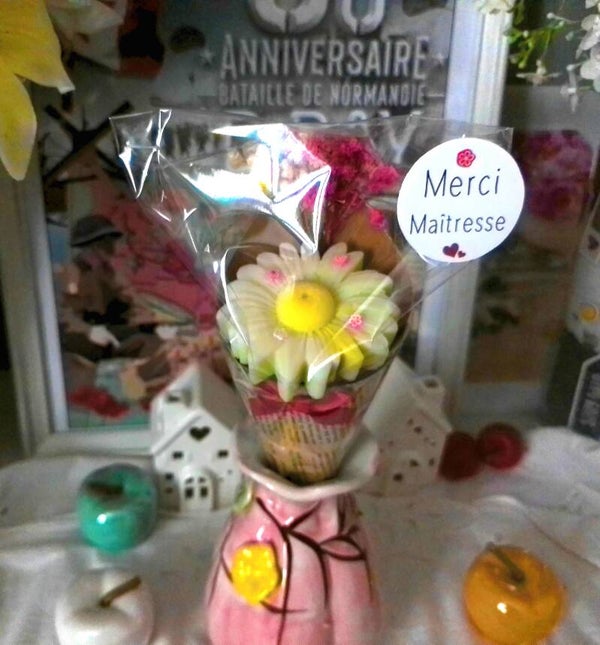 BOUGIE TOURNESOL  POUR CADEAU MAITRESSE "FRUIT ROUGE "