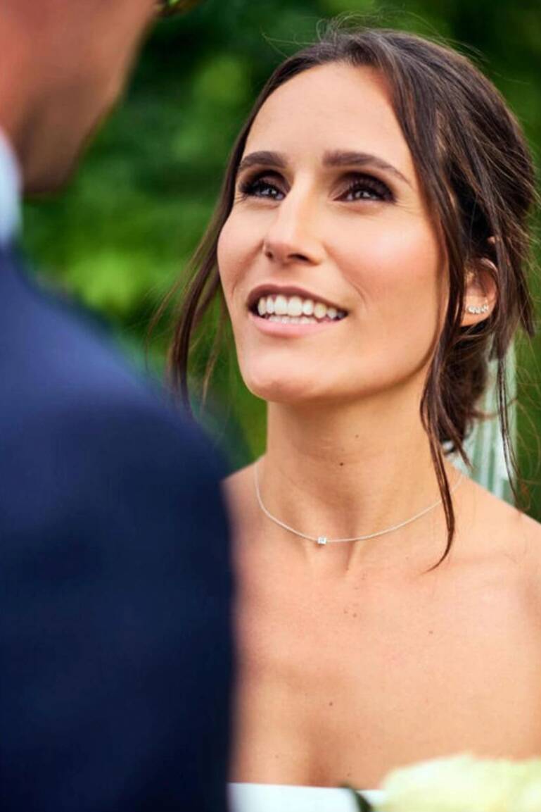 Mariée souriante après maquillage naturel – Haute-Savoie, Chamonix, alpes