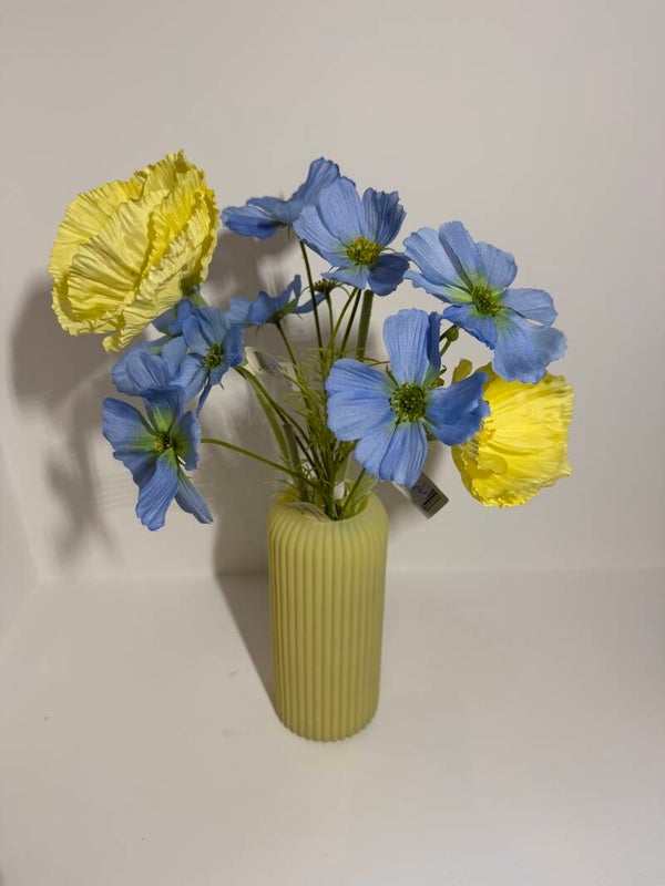 Moederdag aanbieding! Gele vaas gevuld met bloemen