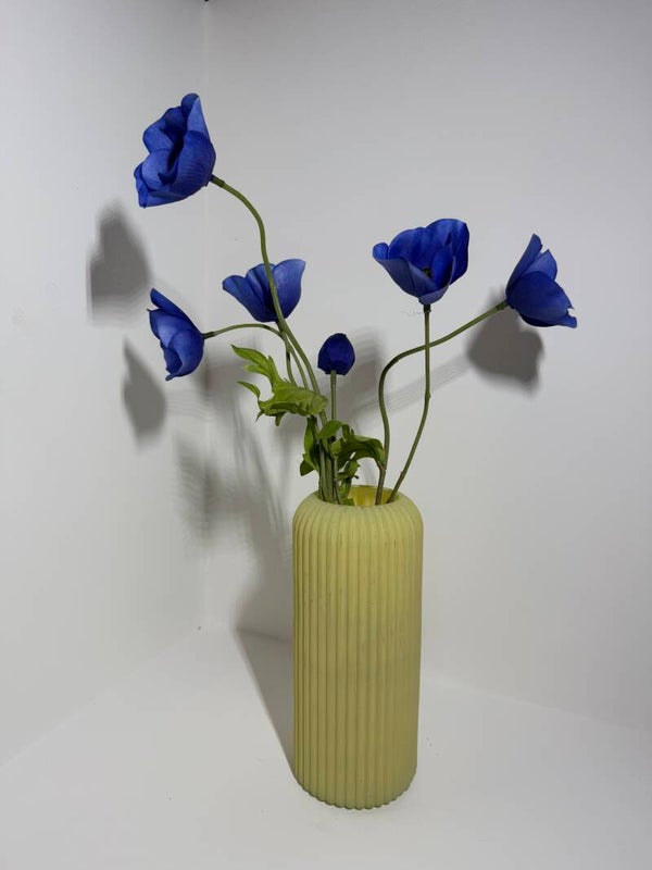 Leuke gele vaas inclusief bloemen