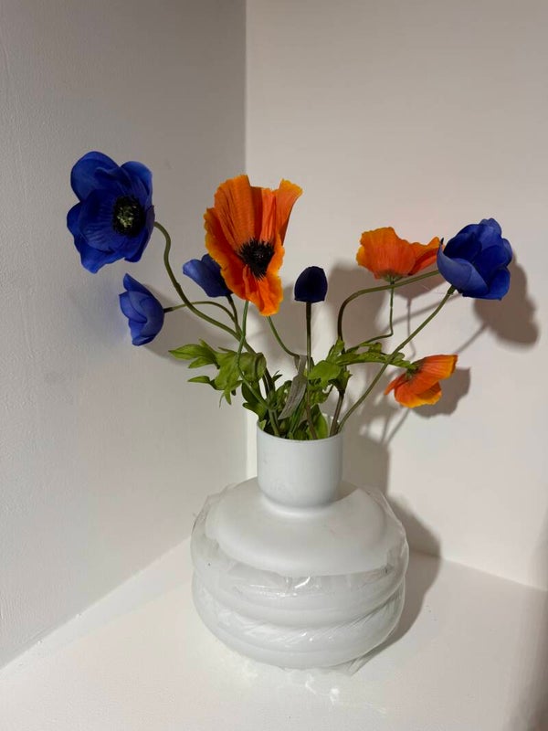 Aanbieding! Leuke witte vaas inclusief bloemen