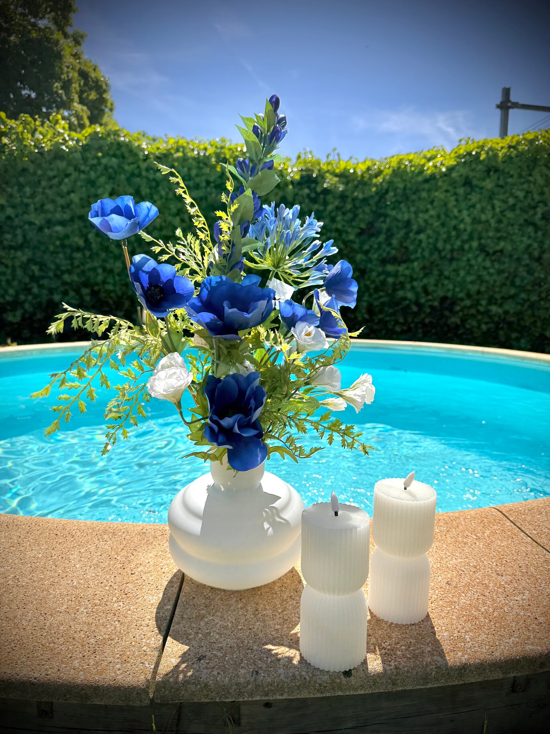 Zomerse vaas met zijdebloemen