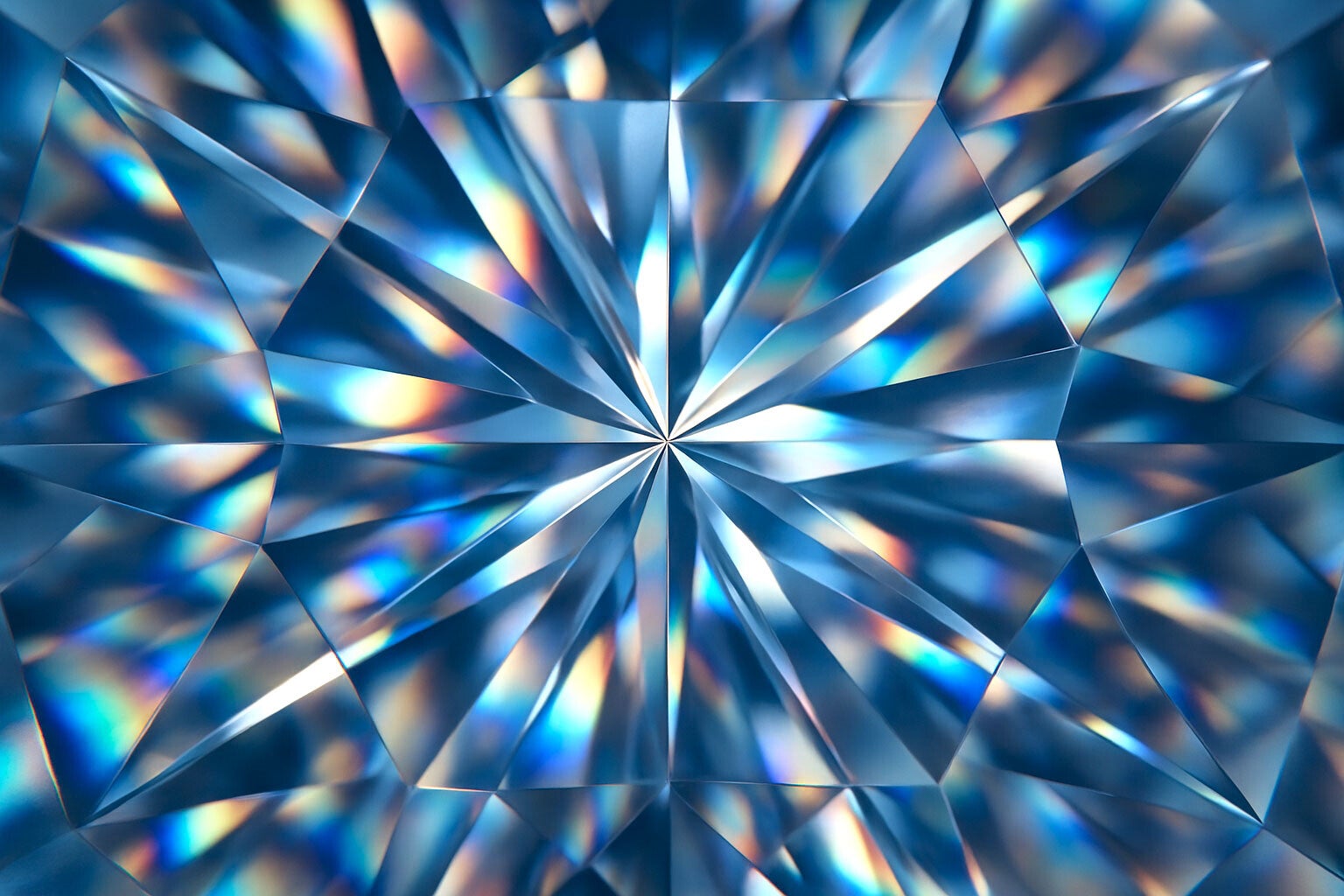 Macro-photographie d’un cristal aux facettes géométriques très nettes, évoquant la structure d’un diamant. La lumière se réfracte dans les angles et produit des reflets presque arc-en-ciel.