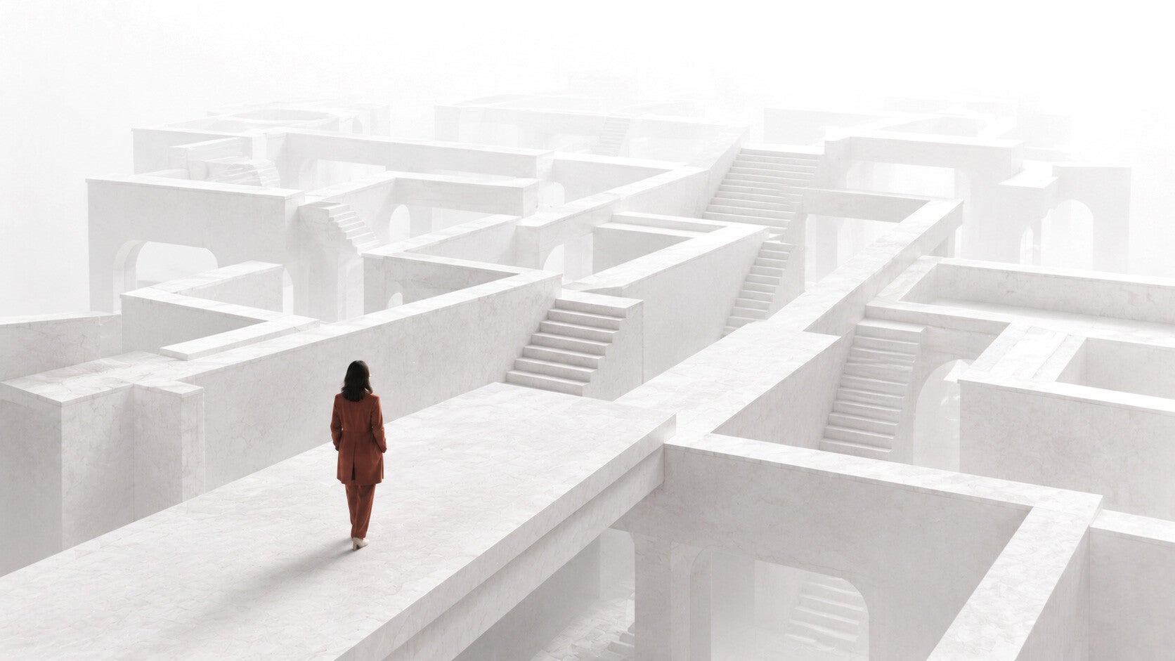 Femme avançant dans un labyrinthe architectural blanc, symbole des chemins du destin et du libre arbitre